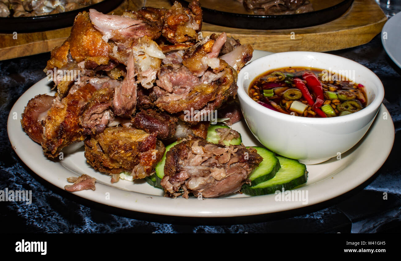 Knuspriges Schweinefleisch mit Soja Knoblauch Pfeffer dip Stockfoto