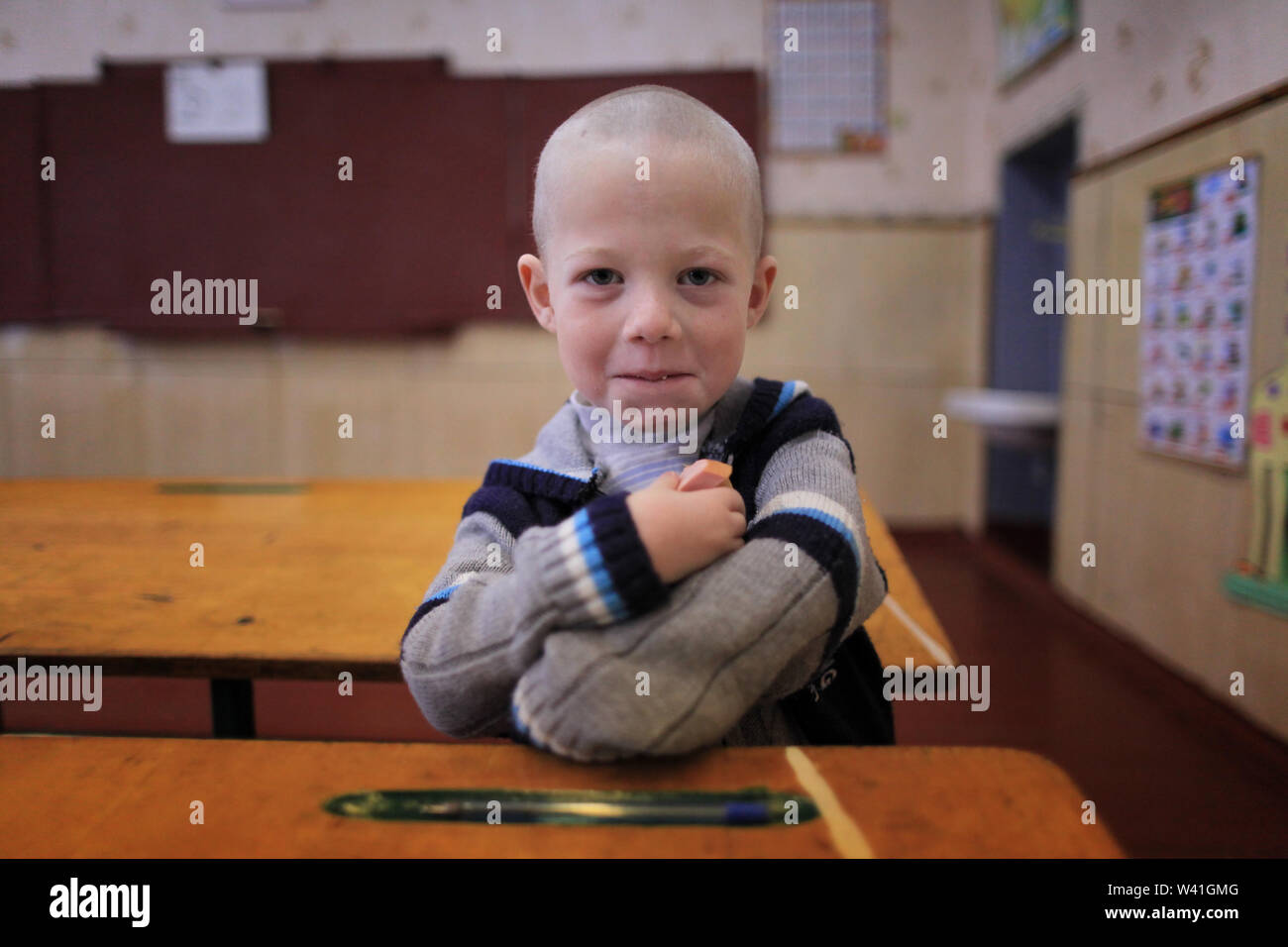 Ein Krebs kranke Schüler, die in der Nähe der Sperrzone von Tschernobyl leben ist Essen im Klassenzimmer während der Schulferien. Radinka, Ukraine Stockfoto