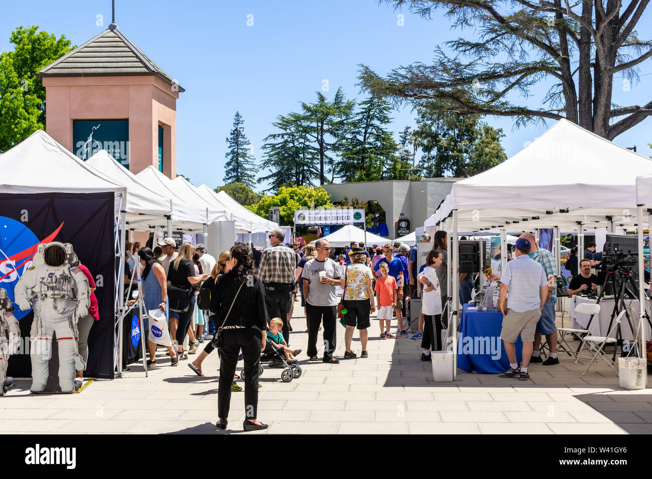 Juli 16, 2019 Mountain View/CA/USA - Menschen, die in der Technologie, eine eintägige Outdoor Event, wo lokale Unternehmen und Start-ups vor Stockfoto