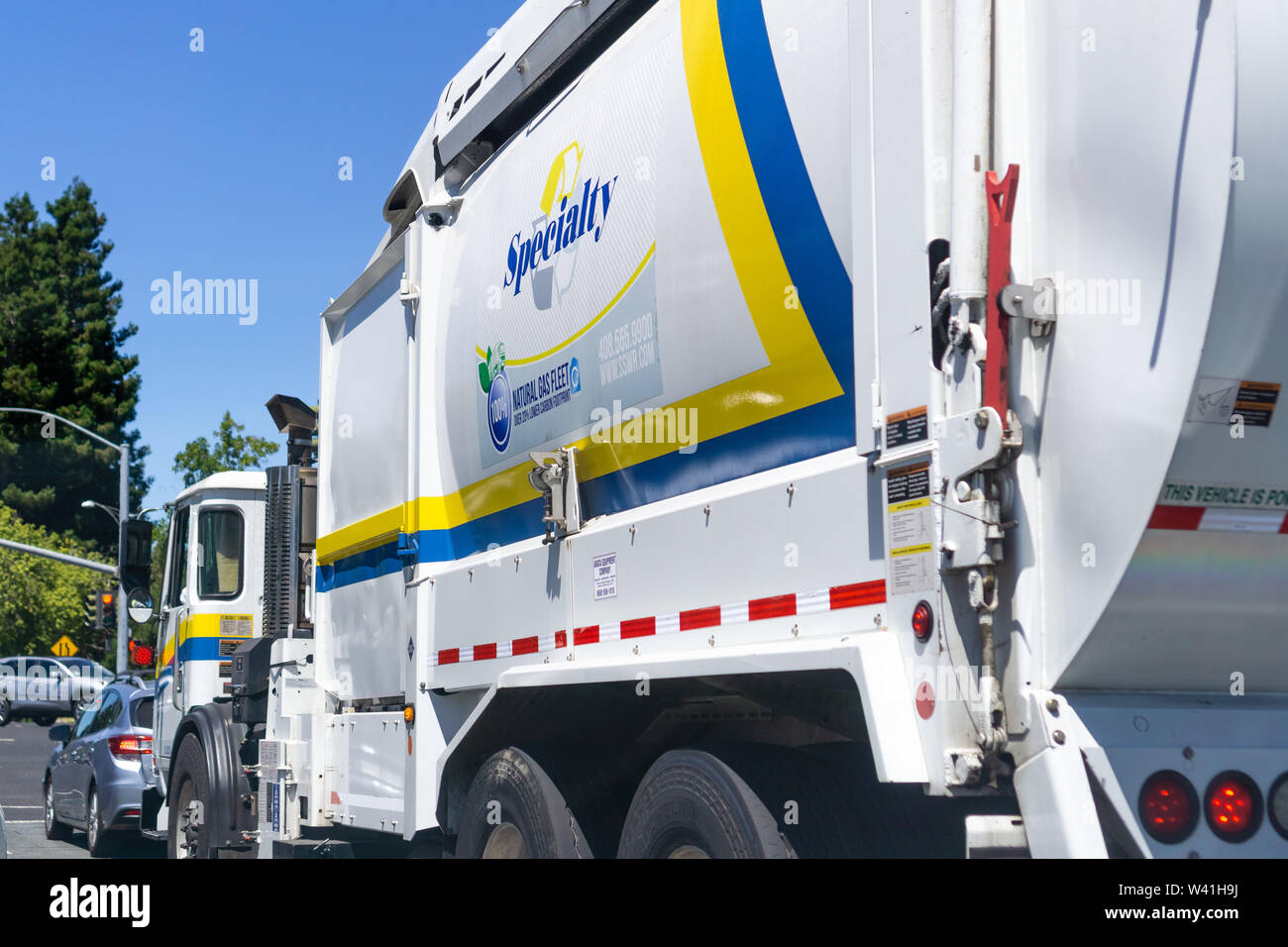 Juli 11, 2019 Sunnyvale/CA/USA - Spezialität Abfall & Recycling (SSWR) während der Fahrt auf einer Straße; Spezialgebiet ist Müll, Schleppen und Stockfoto
