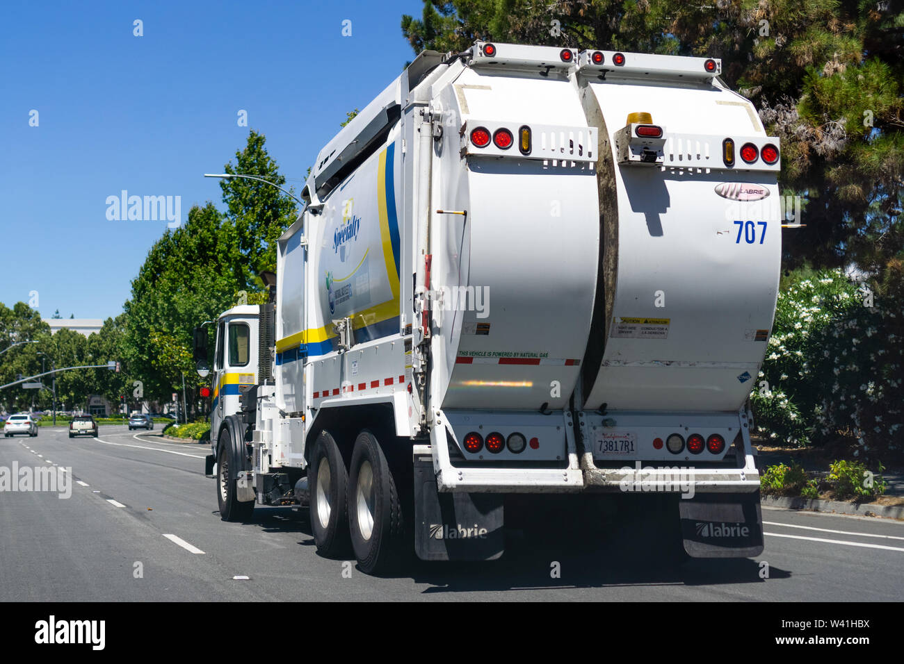 Juli 11, 2019 Sunnyvale/CA/USA - Spezialität Abfall & Recycling (SSWR) während der Fahrt auf einer Straße; Spezialgebiet ist Müll, Schleppen und Stockfoto