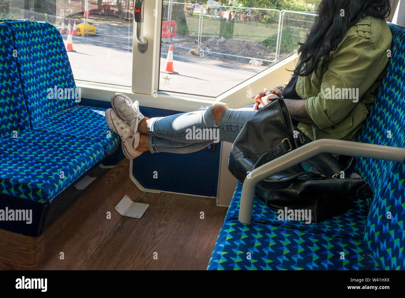 Füße auf Bus Sitz Stockfoto