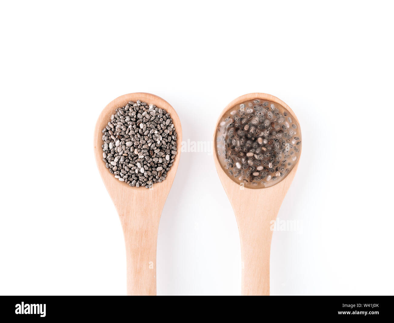 Trocken und Nass Chia Chia Samen Samen oder Chia-Ei in Holzlöffel, auf Weiß mit Freistellungspfad isoliert. Eiersatzprodukte, Eiern, veganer Eier Konzept ersetzen Stockfoto