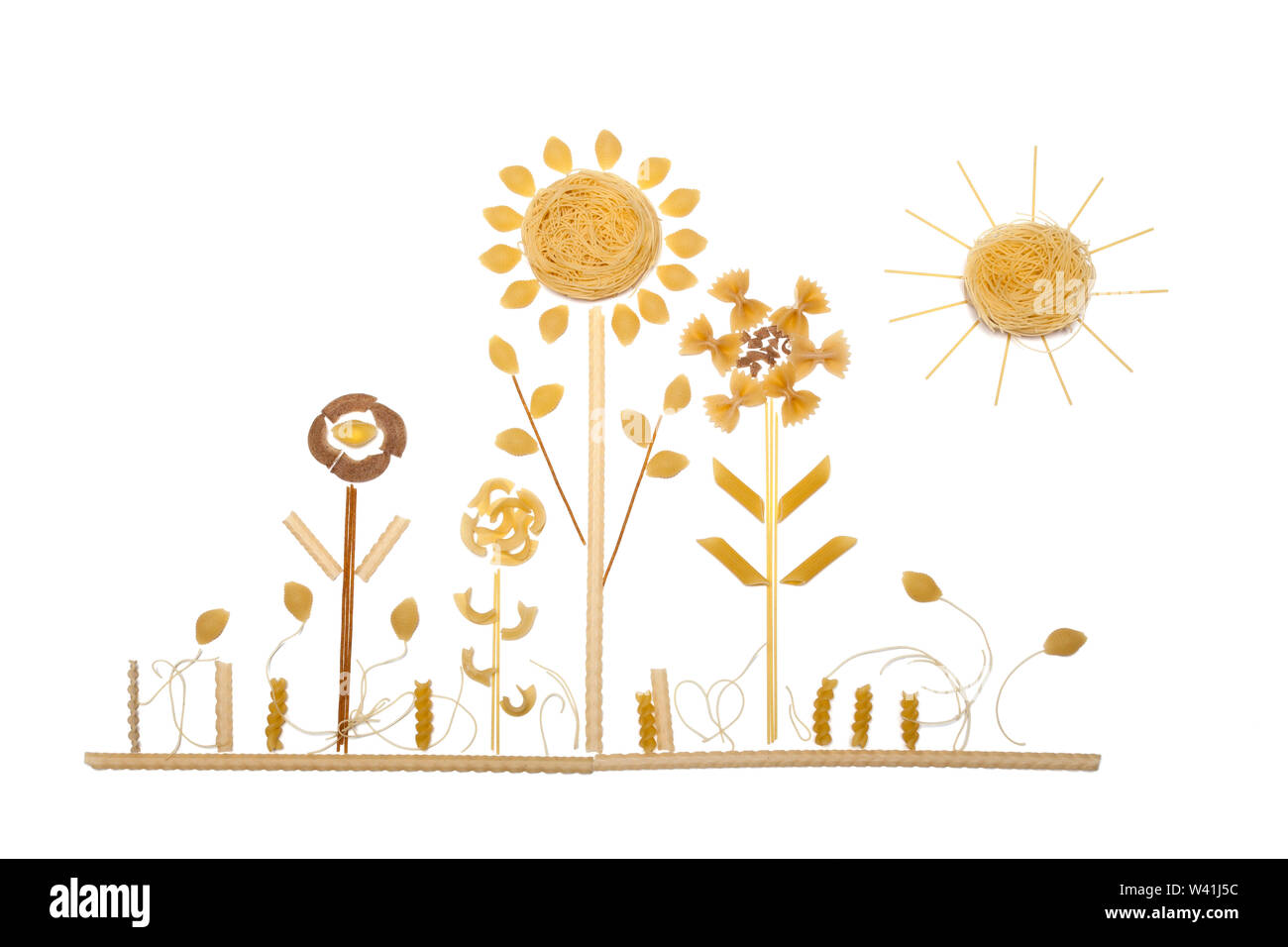 Kunst Zusammensetzung der Landschaft mit Bäumen und Sonne, mit verschiedenen Arten von Pasta erstellt und isoliert auf weißem Hintergrund Stockfoto