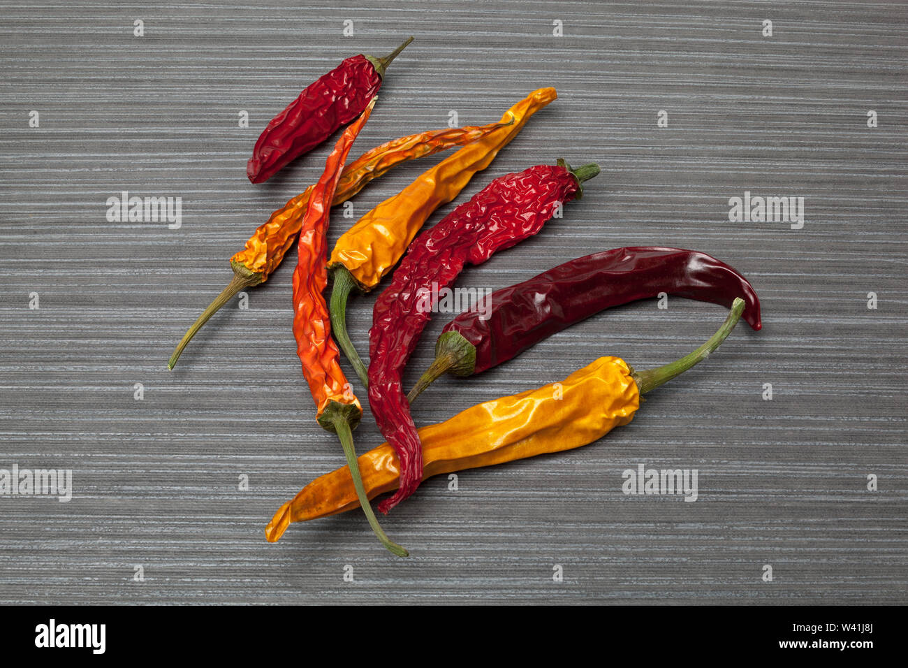 Getrockneten Chili in verschiedenen Farben auf einem keramischen Hintergrund Stockfoto
