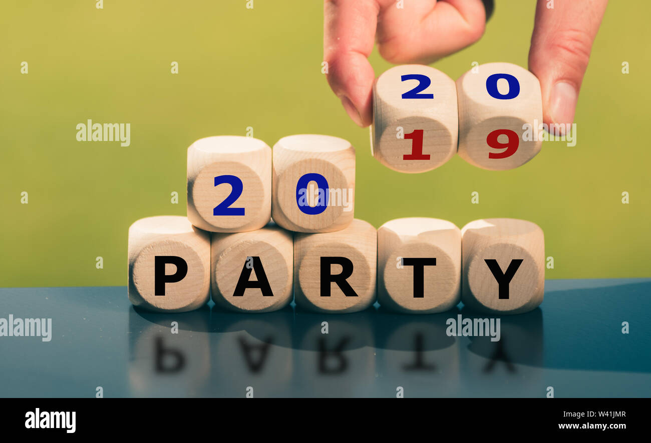 Hand, Würfel und Änderungen der Ausdruck "Party 2019' bis '2020' Stockfoto