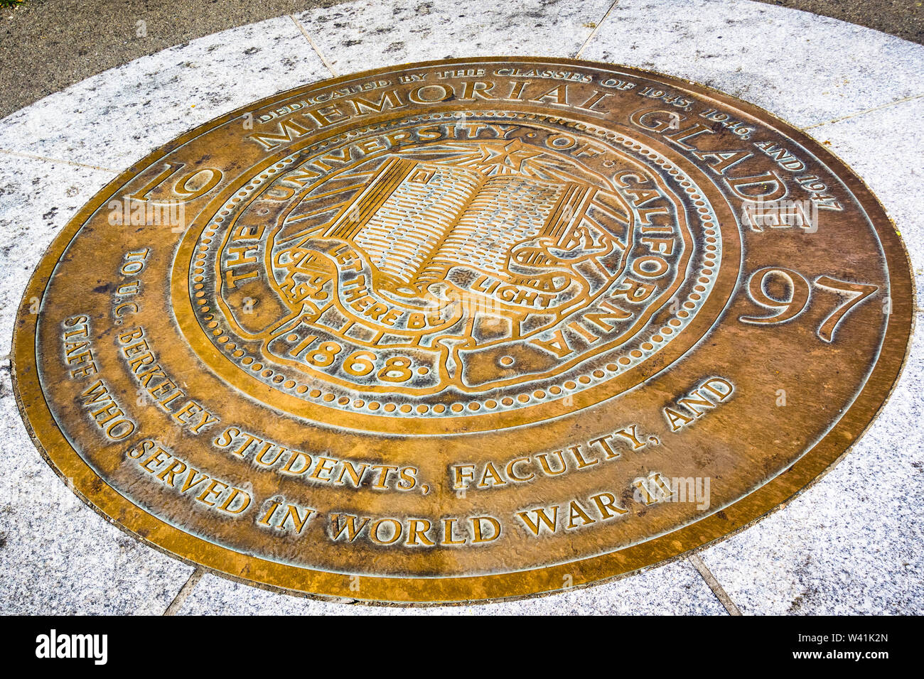 Juli 13, 2019 Berkeley/CA/USA - Das Siegel der Universität von Kalifornien, Berkeley auf dem Campus auf dem Boden Stockfoto