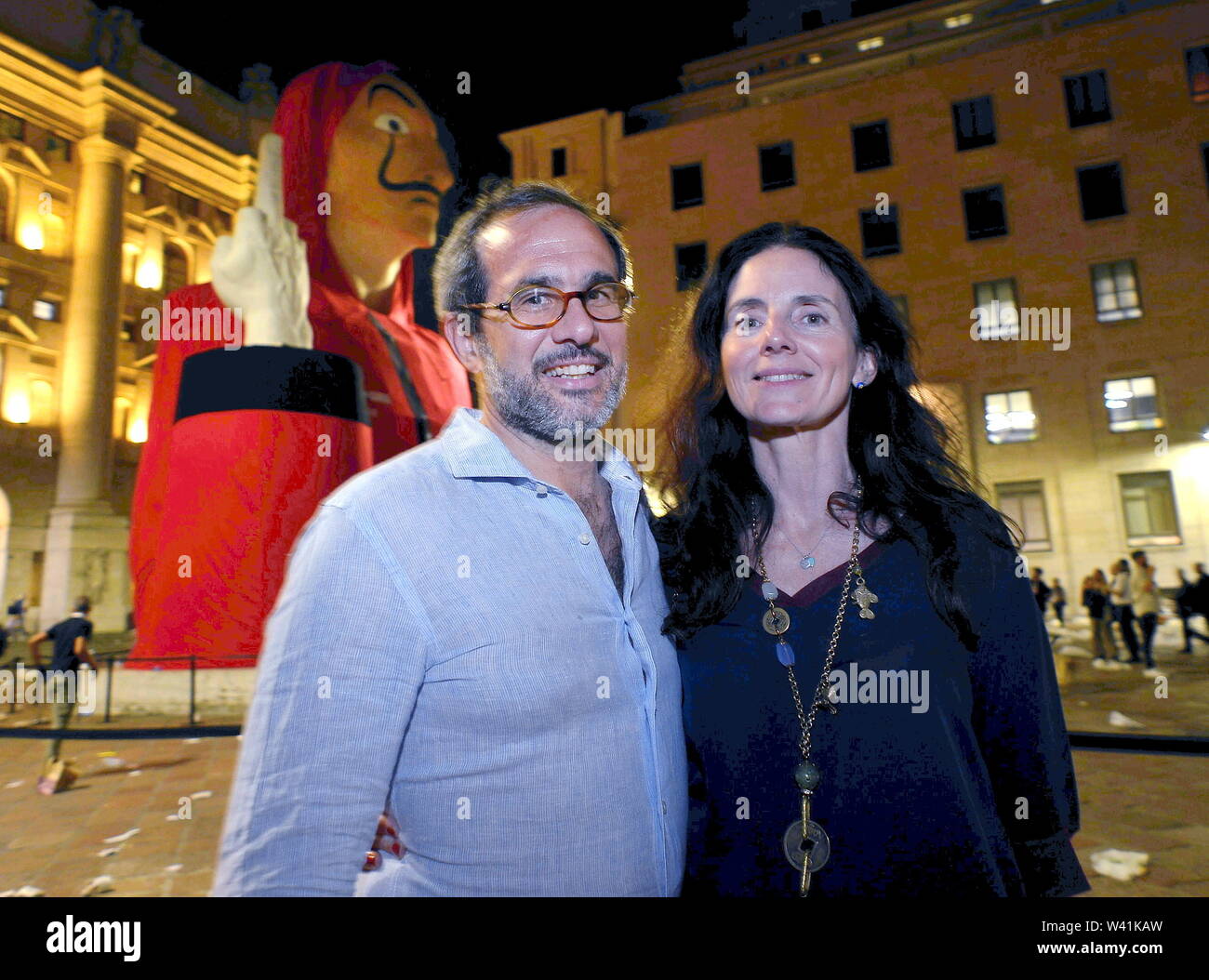 Piazza Affari, Vorschau der TV-Serie, La Casa di Carta, ein Platz voll von Zuschauern, Umberto Ambrosoli (Maurizio Maule/Fotogramma, Mailand - 2019-07-19) p.s. La foto e 'utilizzabile nel rispetto del contesto in Cui e' Stata scattata, e senza intento diffamatorio del decoro delle Persone rappresentate Stockfoto