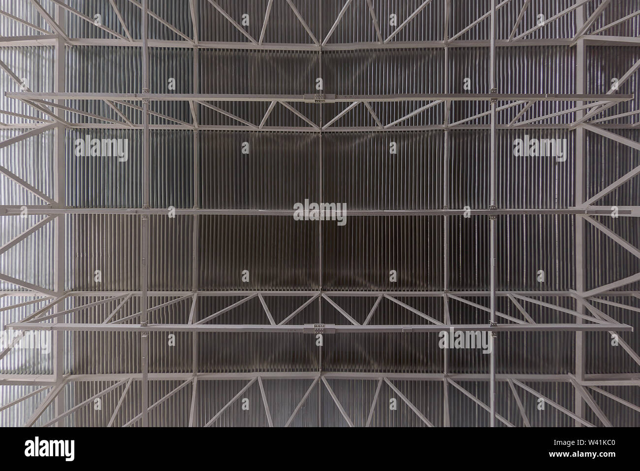 Industrielle Decke mit profilierter Bleche und Stahlträger beam System flachbild Hintergrund. Stockfoto