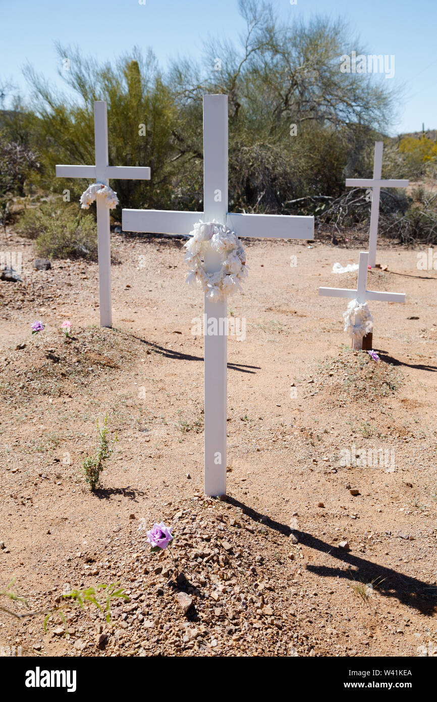 Künstliche Blumen und Kreuze sind auf unmarkierten Gräbern von Migranten starb platziert beim Versuch, Sonoran Wüste im südlichen Arizona, USA zu überqueren. Stockfoto