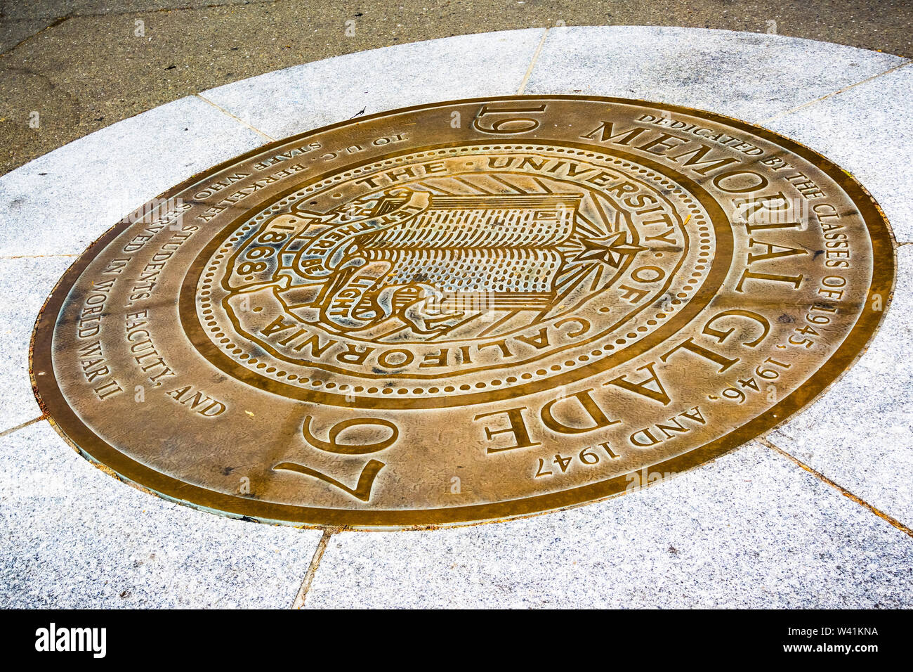 Juli 13, 2019 Berkeley/CA/USA - Das Siegel der Universität von Kalifornien, Berkeley auf dem Campus auf dem Boden Stockfoto