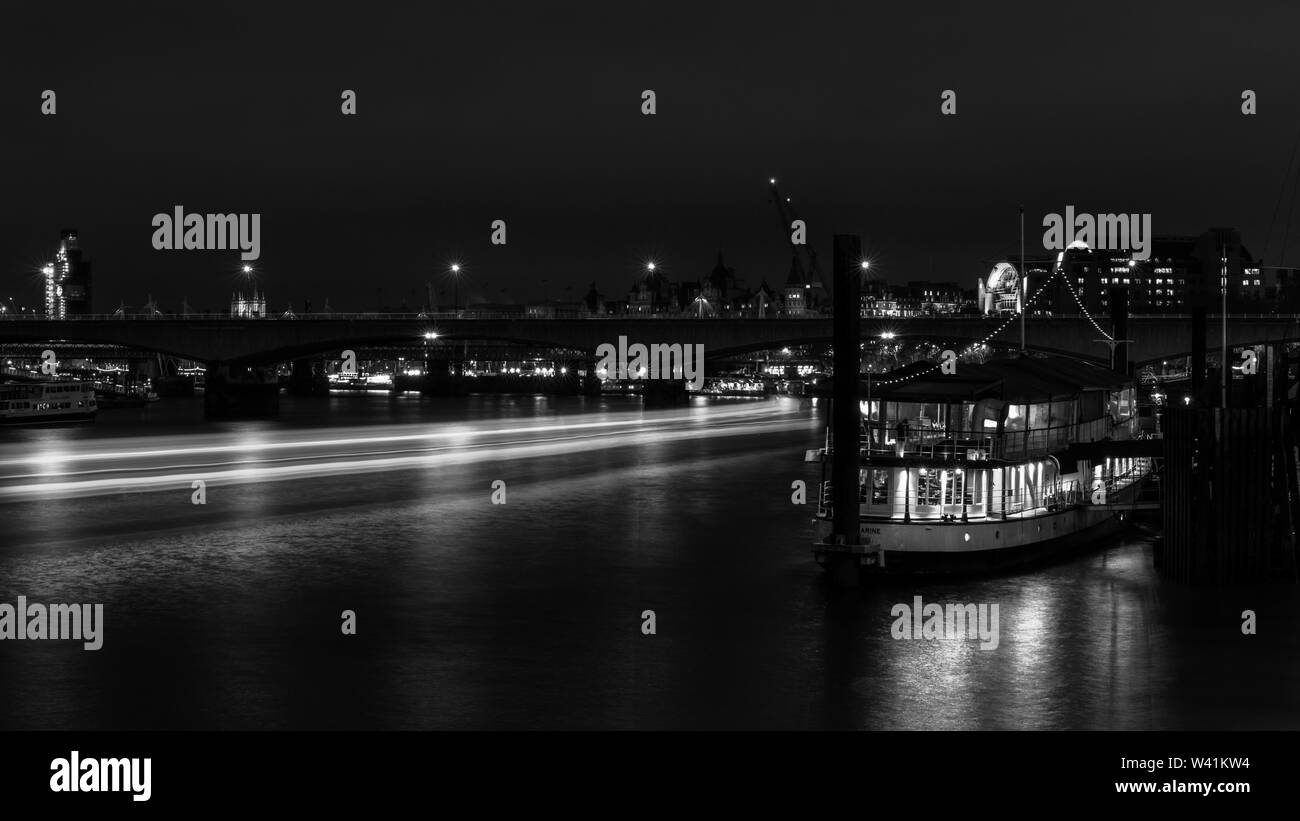 Nacht London am Flußufer Stockfoto