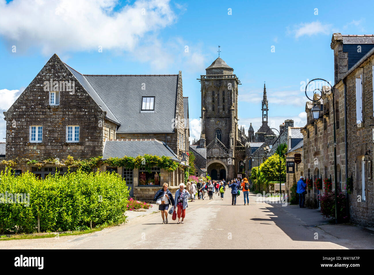 Locronan beschriftet Les Plus beaux villages de France, Finistère, Bretagne, Frankreich Stockfoto