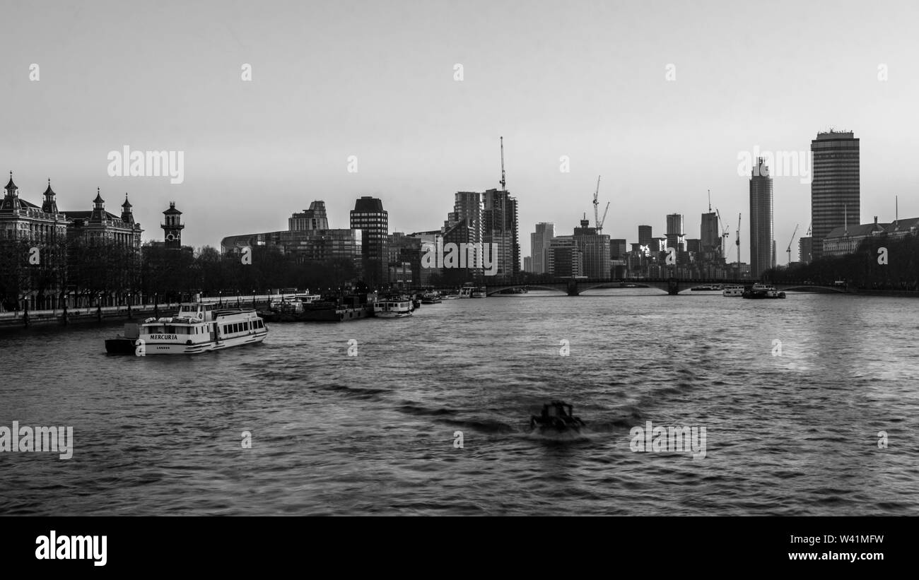 Schwarze und weiße cityskape von London am Flußufer Stockfoto