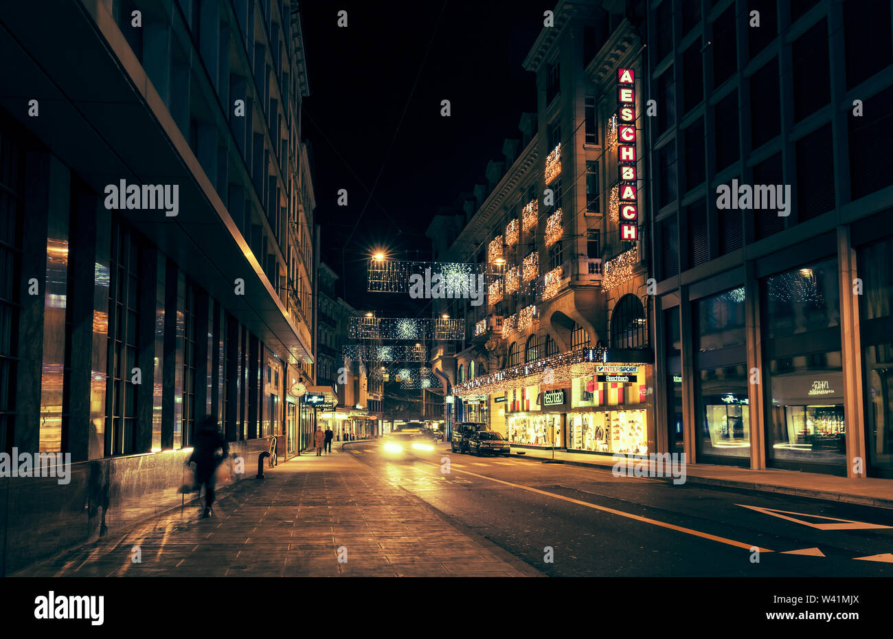 Genf, Schweiz - 24. November 2016: Street View von Genf Stadt bei Nacht, Rue du Rhone Perspektive. Vintage Farben Foto Stockfoto