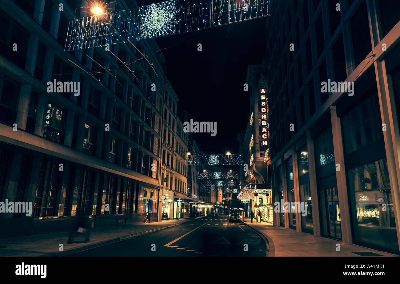 Genf, Schweiz - 24. November 2016: Nacht street view von Genf Stadt, Rue du Rhone. Vintage Farben Foto Stockfoto