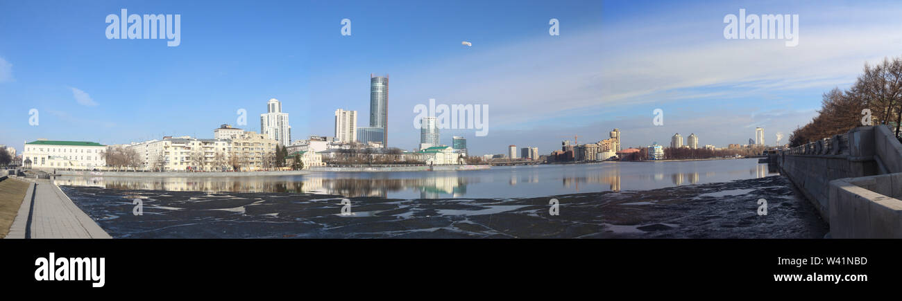 Blick über den Fluss Iset in Jekaterinburg Stockfoto