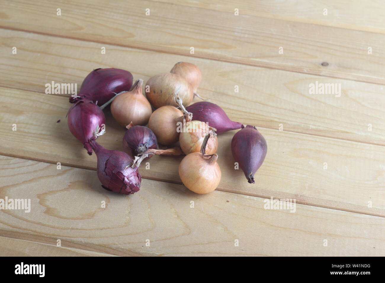 Set Zwiebel auf hölzernen Hintergrund Stockfoto