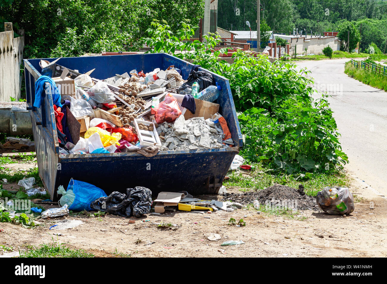 Ein großer Mülleimer mit Müll steht auf der Straße Stockfotografie - Alamy