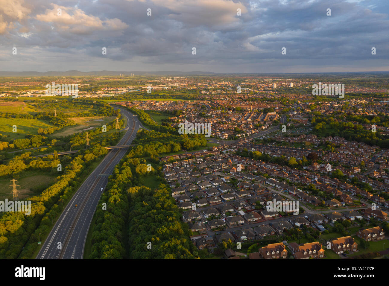 Luftaufnahme über der Autobahn A19 mit Blick auf die Wohnsiedlungen und countrysid von Stockton-on-Tees in Teeside bei Sonnenuntergang an einem ruhigen Sommer Tag Stockfoto