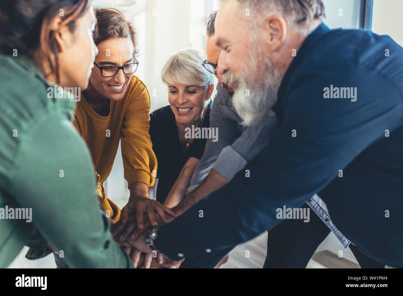 Erfolgreiche Geschäft Leute Hände zusammen gestapelt. Business Team Einheit angezeigt. Stockfoto