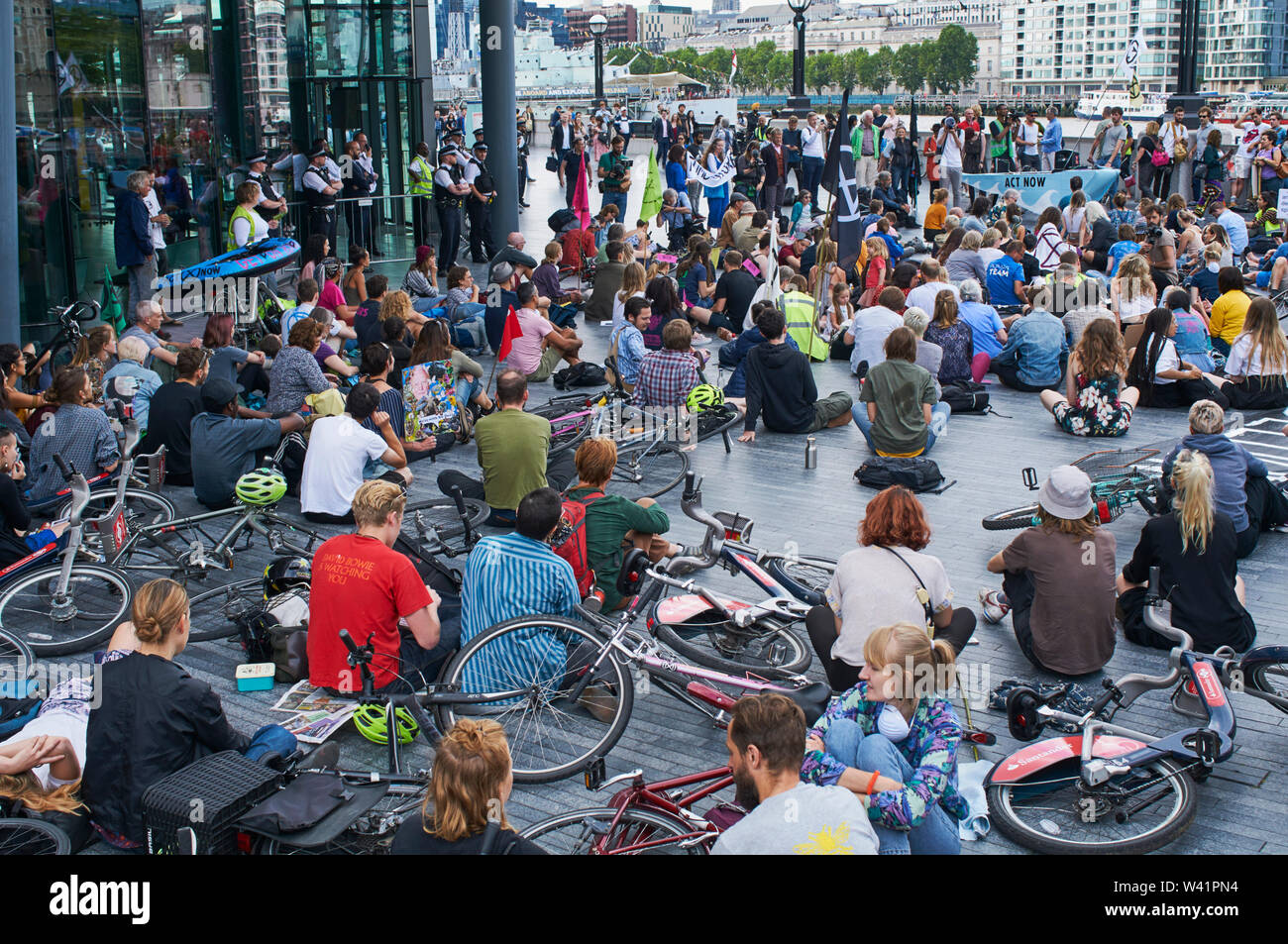 Aussterben Rebellion Klimawandel Demonstranten hören zu reden vor dem Eingang zum Rathaus, London, Großbritannien, am 18. Juli 2019 Stockfoto