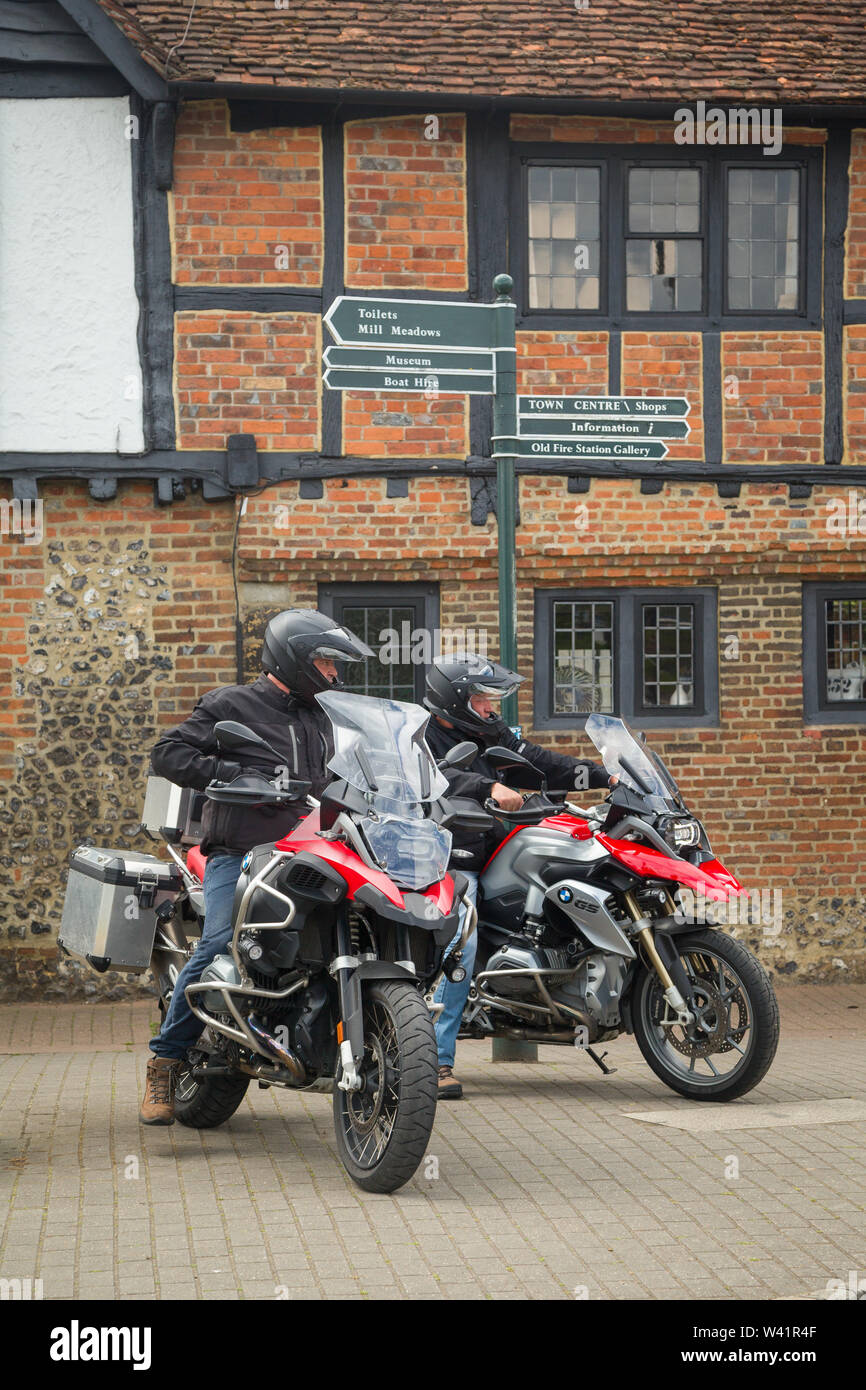 Ein paar Touring BMW Motorräder von historischen Häusern an der Themse geparkt in Henley-on-Thames Stockfoto