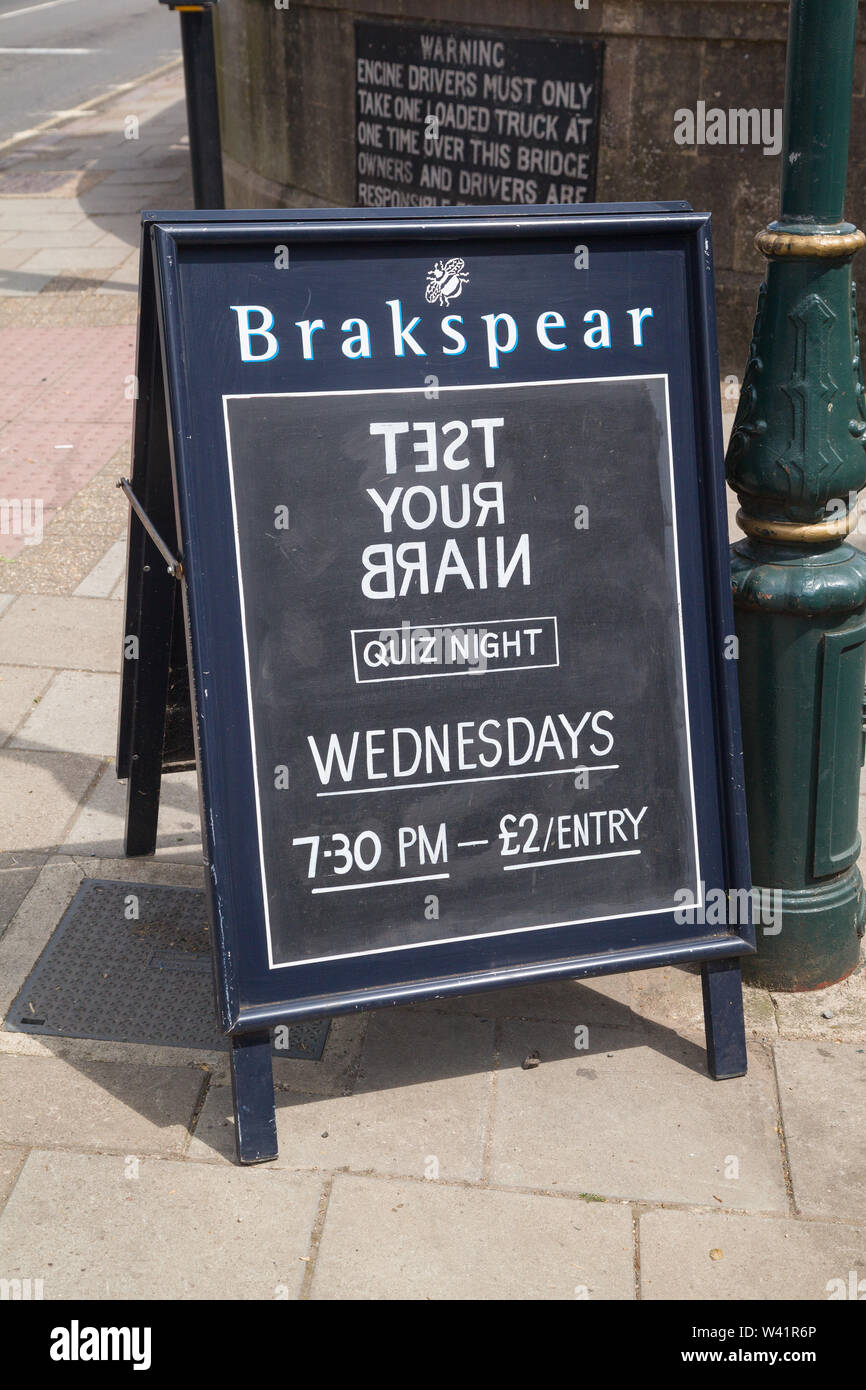 Ein Zeichen für die Wochenzeitung "prüfen Sie Ihr Gehirn" Quiz Nacht mit den Buchstaben für die Wirkung außerhalb einer Brakspears Pub in Henley-on-Thames vertauscht Stockfoto