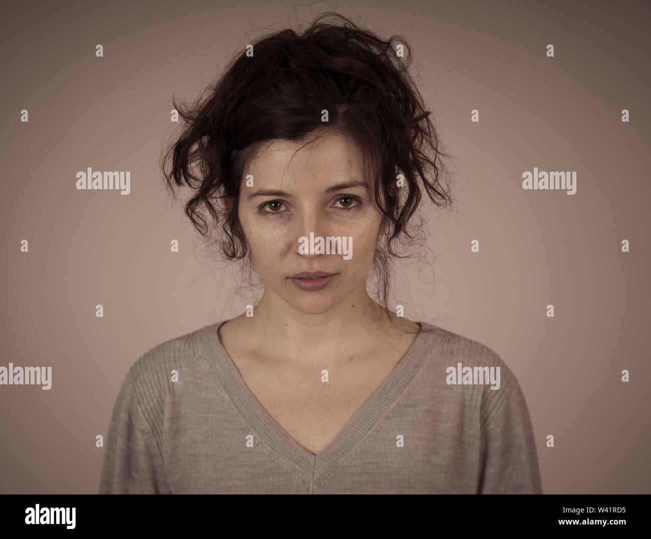 Close up Portrait in Moody Licht einer jungen traurige Frau, Ernst und