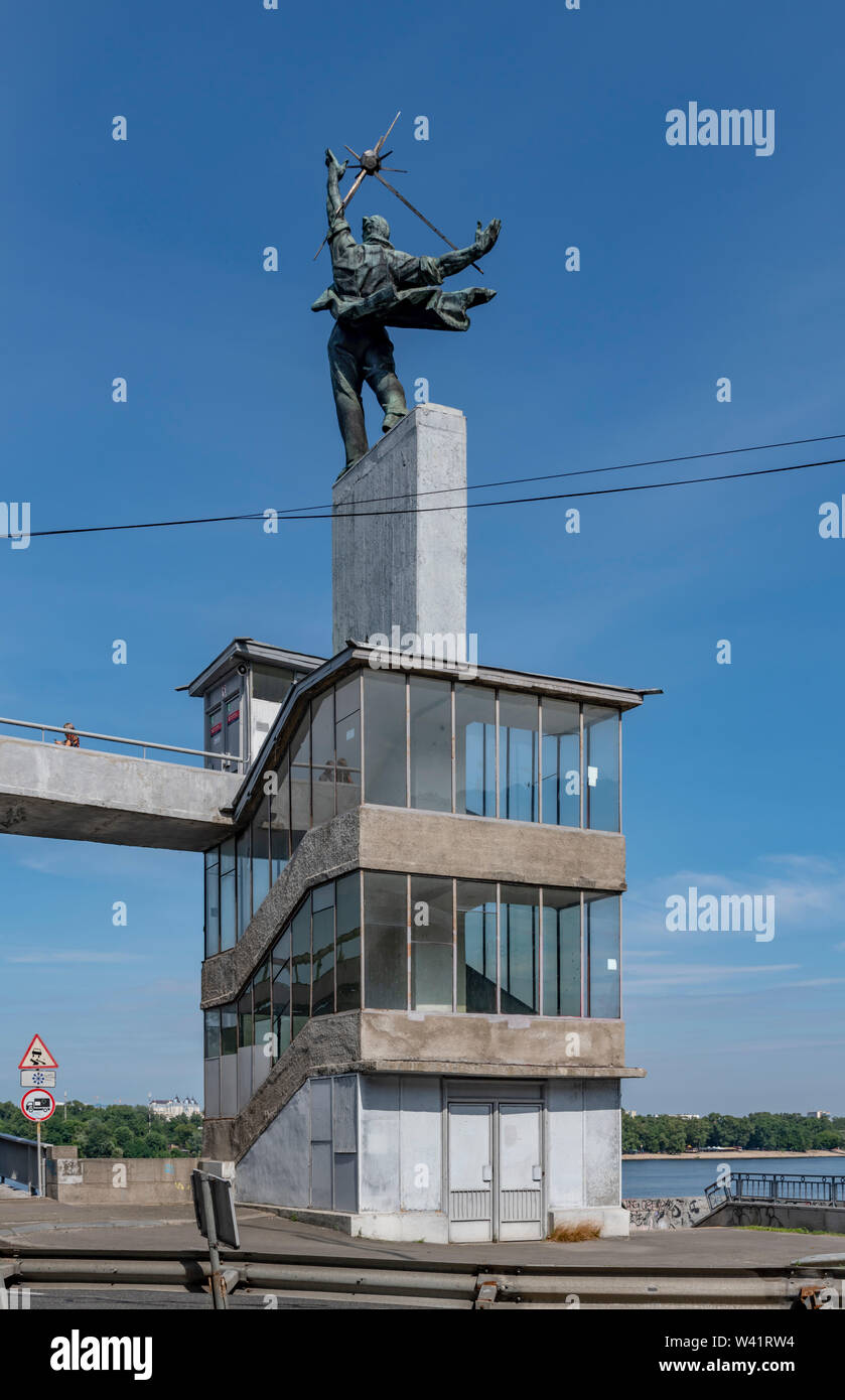 Zwei sowjetischen Statuen die Jungen Pioniere stehen auf zwei moderne Treppe Pavillons, verwendet, um den Fluss Ufer zu gehen. Stockfoto