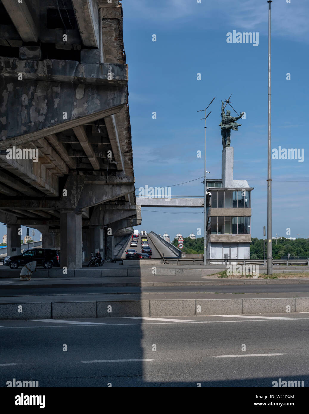 Zwei sowjetischen Statuen die Jungen Pioniere stehen auf zwei moderne Treppe Pavillons, verwendet, um den Fluss Ufer zu gehen. Stockfoto