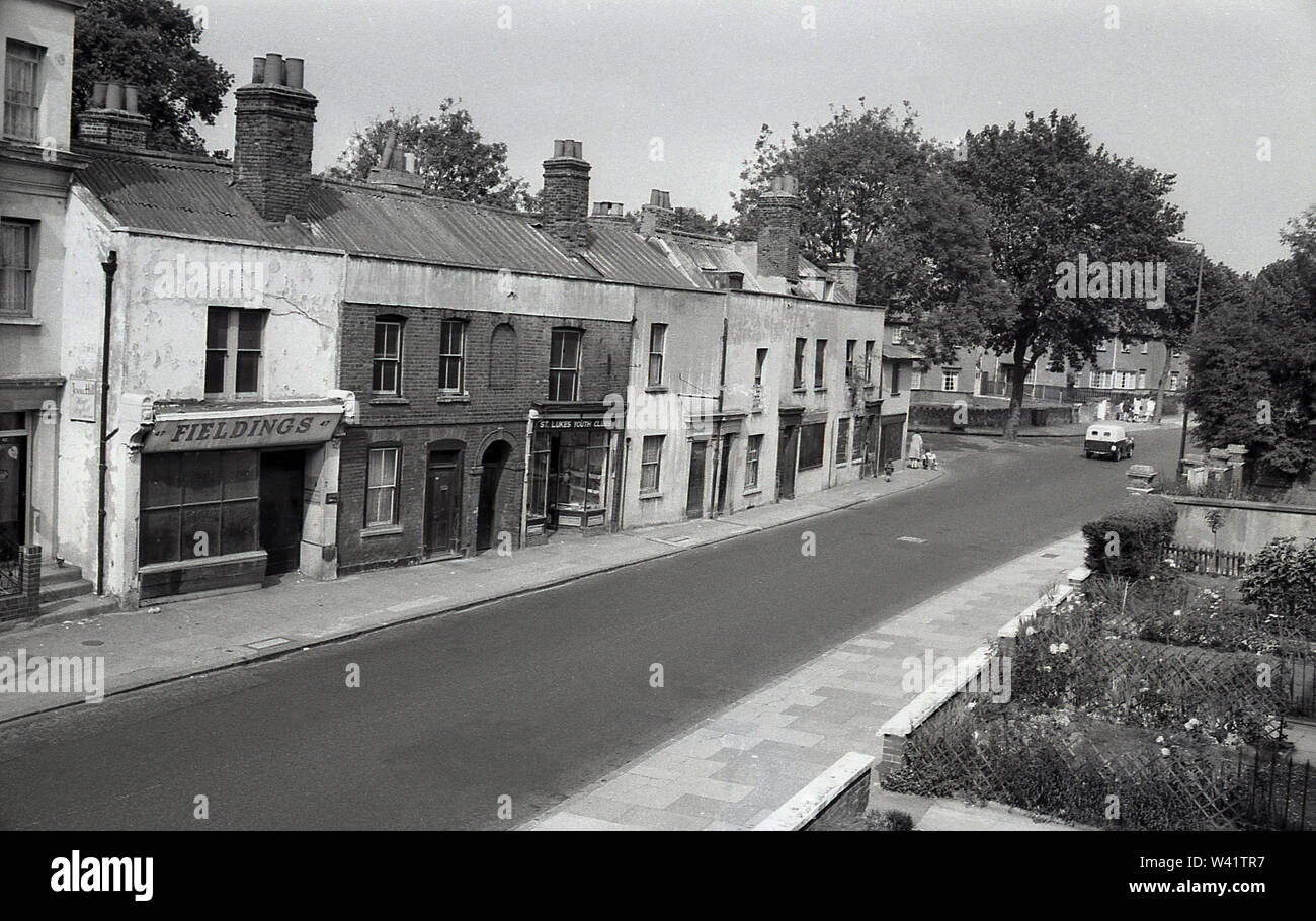 Anfang der 1970er Jahre, historischen, alten viktorianischen Terrasse zeigen, verlassen, Shop, Wohnraum und Büro für St. Lukes Jugendclubs in Charlton Village, South London, England, Stockfoto