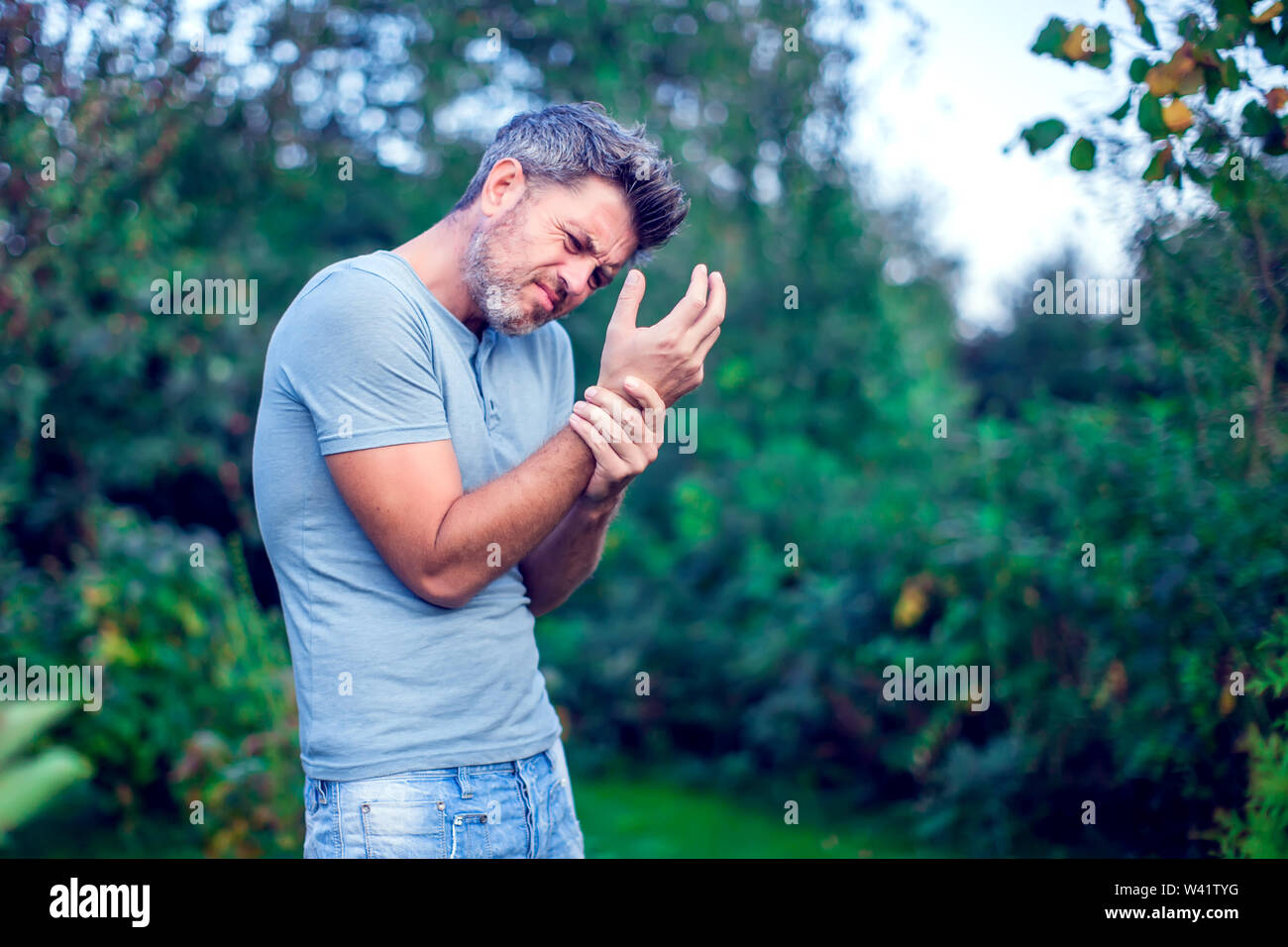 Menschen, Gesundheitswesen und Problem Konzept - unglückliche Menschen leiden von Palm Schmerz im Freien Stockfoto