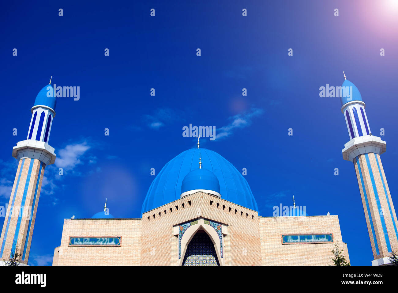 Die moderne Moschee Kyzyl-Zhar. Das Gebäude wurde zu Beginn des XX Jahrhunderts gegen den blauen Himmel gebaut Stockfoto