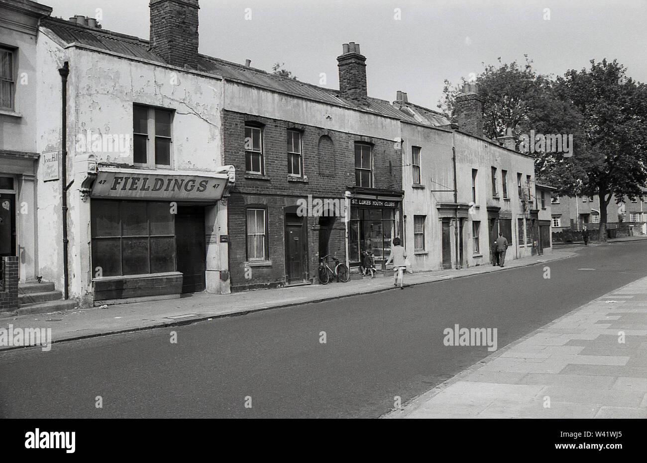 Anfang der 1970er Jahre, historischen, alten viktorianischen Terrasse zeigen, verlassen, Shop, genannt "Fieldings', Wohnraum und Büro für St. Lukes Jugendclubs in Charlton Village, South London, England, Stockfoto