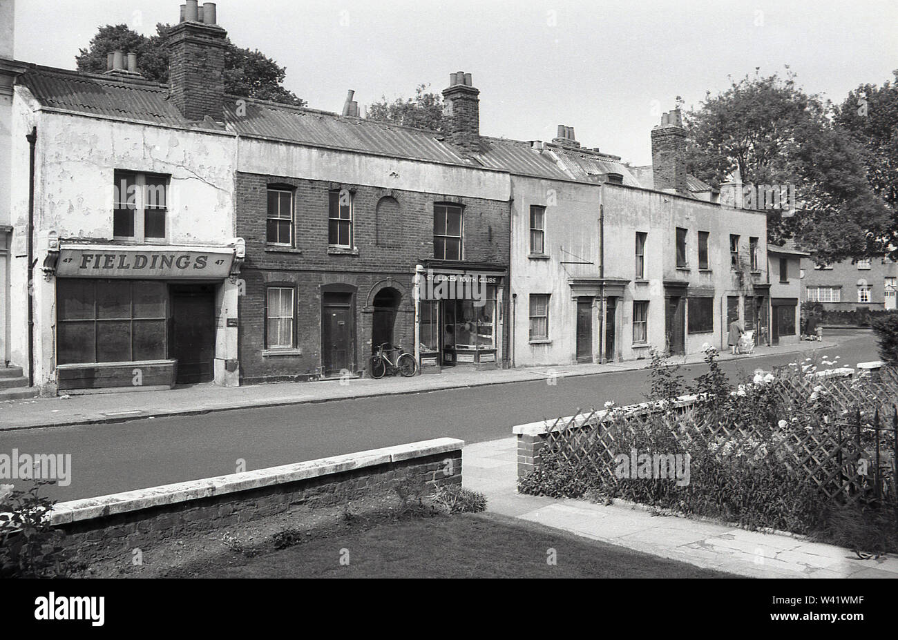 Anfang der 1970er Jahre, historischen, alten viktorianischen Terrasse zeigen, verlassen, Shop, genannt "Fieldings', Wohnraum und Büro für St. Lukes Jugendclubs in Charlton Village, South London, England, Stockfoto