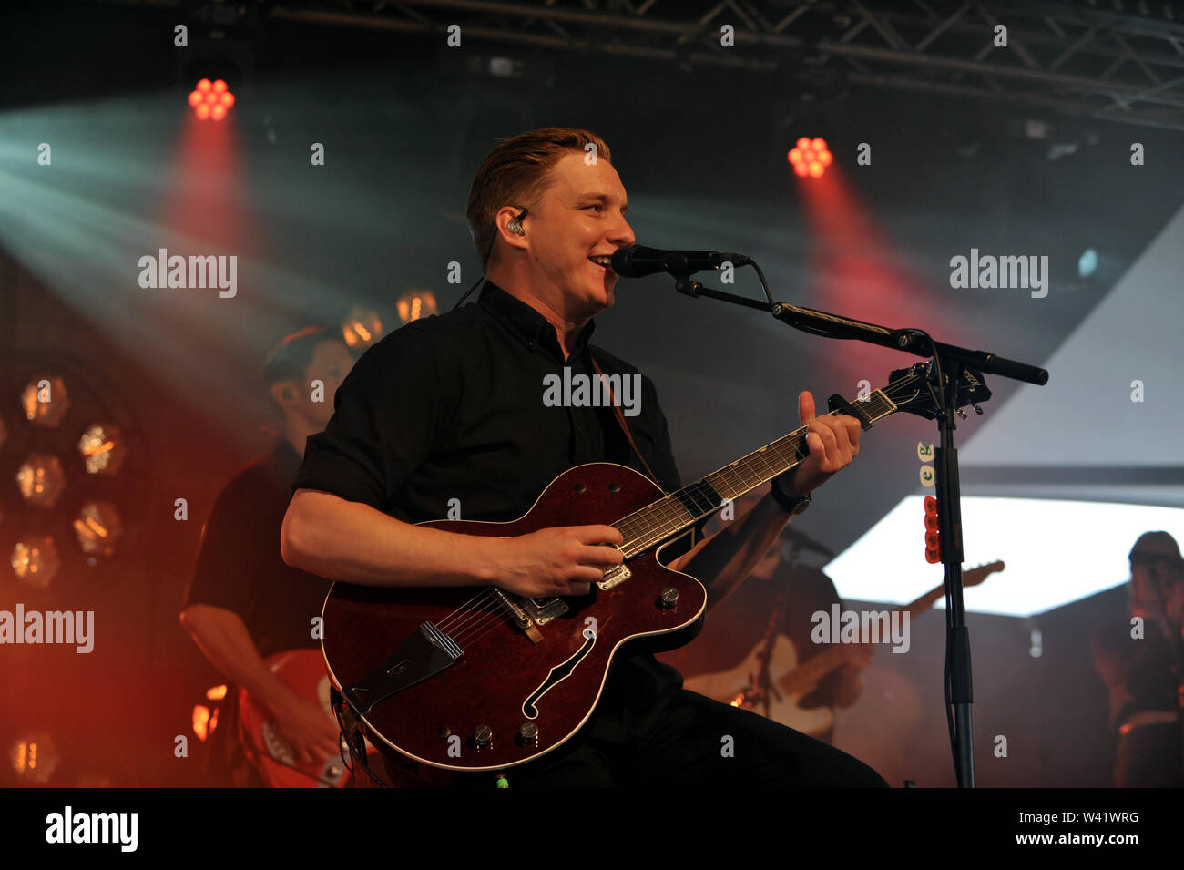 George Esra spielt eine geheime Gruppe der 10. Jahrestag der Scheune auf dem Bauernhof Music Festival zu markieren Stockfoto