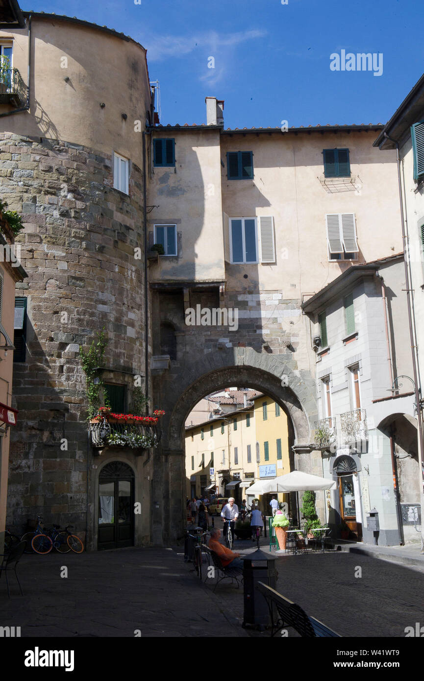 Italien, Toskana, Lucca, Porta dei borghi der mittelalterlichen Mauern Stockfoto