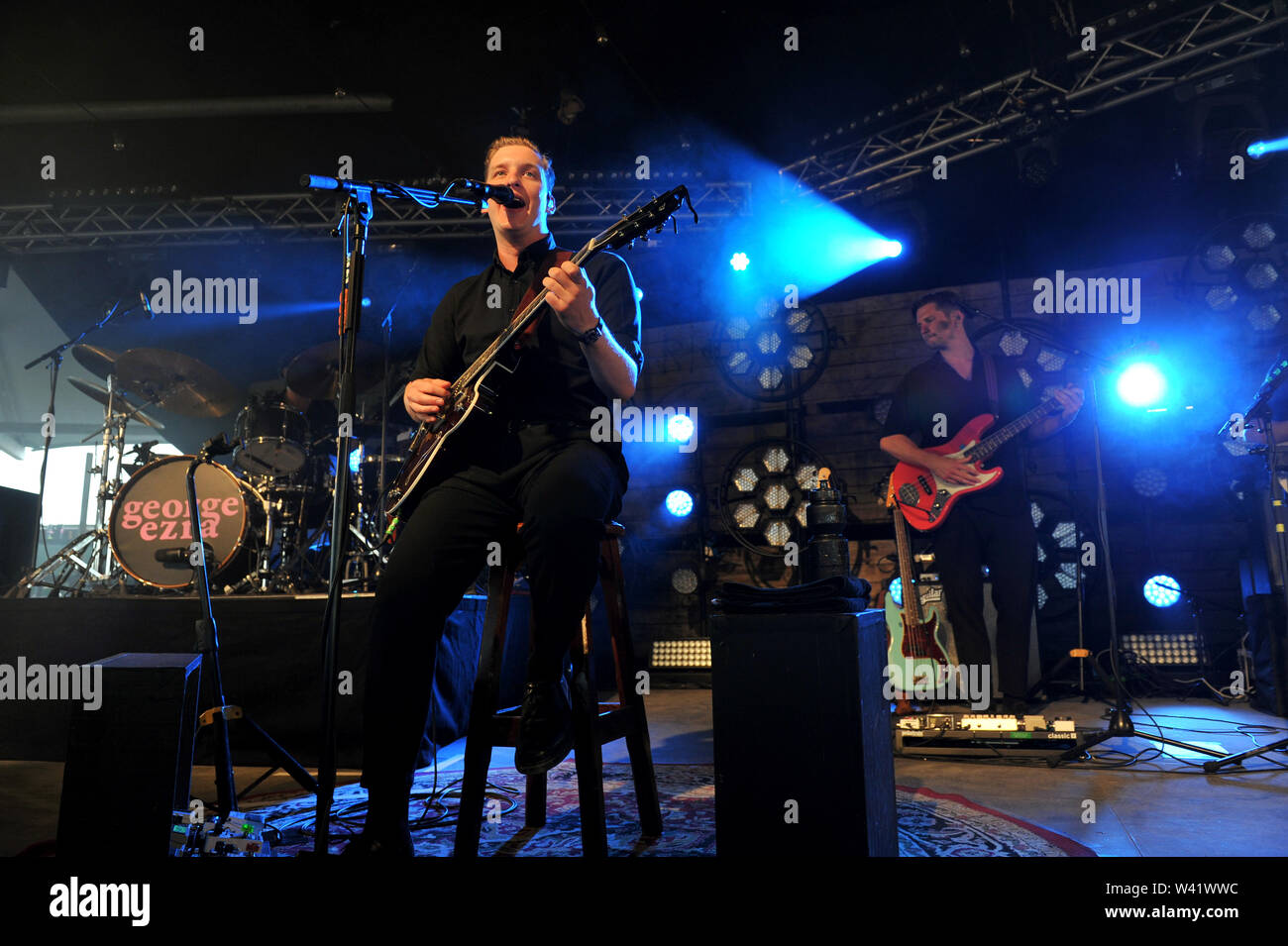 George Esra spielt eine geheime Gruppe der 10. Jahrestag der Scheune auf dem Bauernhof Music Festival zu markieren Stockfoto