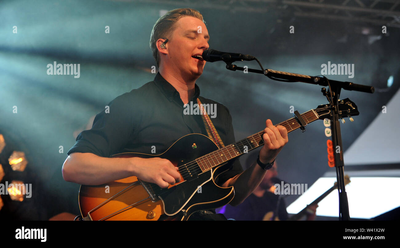 George Esra spielt eine geheime Gruppe der 10. Jahrestag der Scheune auf dem Bauernhof Music Festival zu markieren Stockfoto