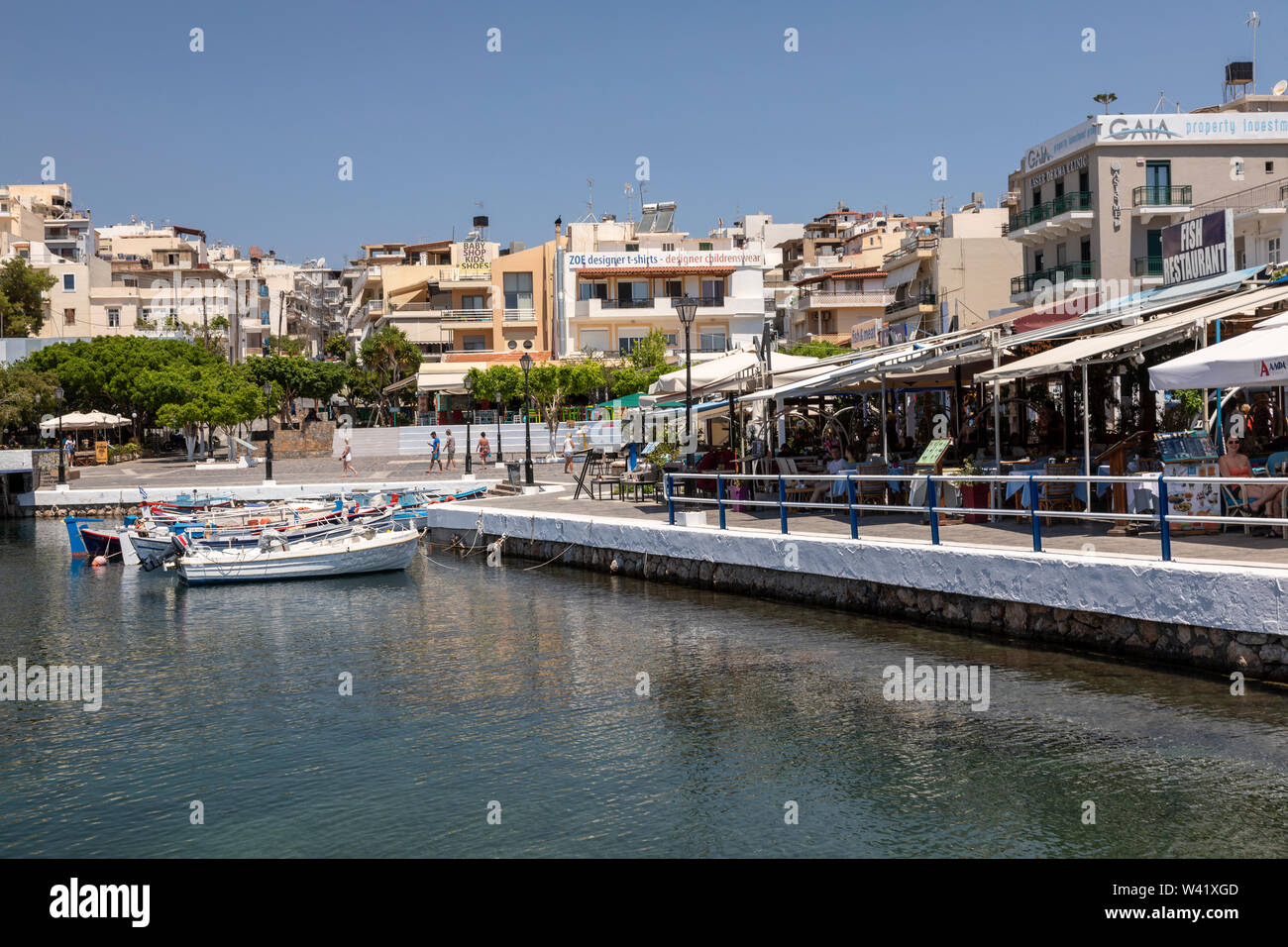 Restaurants und Bars am See Voulismeni Wasserseite, Agios Nikolaos, Kreta, Griechenland Stockfoto