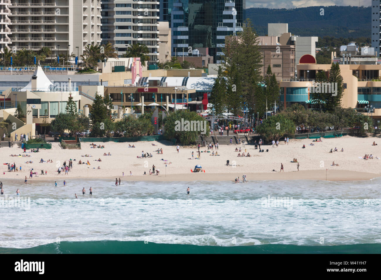 Bild von einem schönen Strand mit vielen Menschen in der Umgebung von Surfers Paradise, Gold Coast, Australien Stockfoto