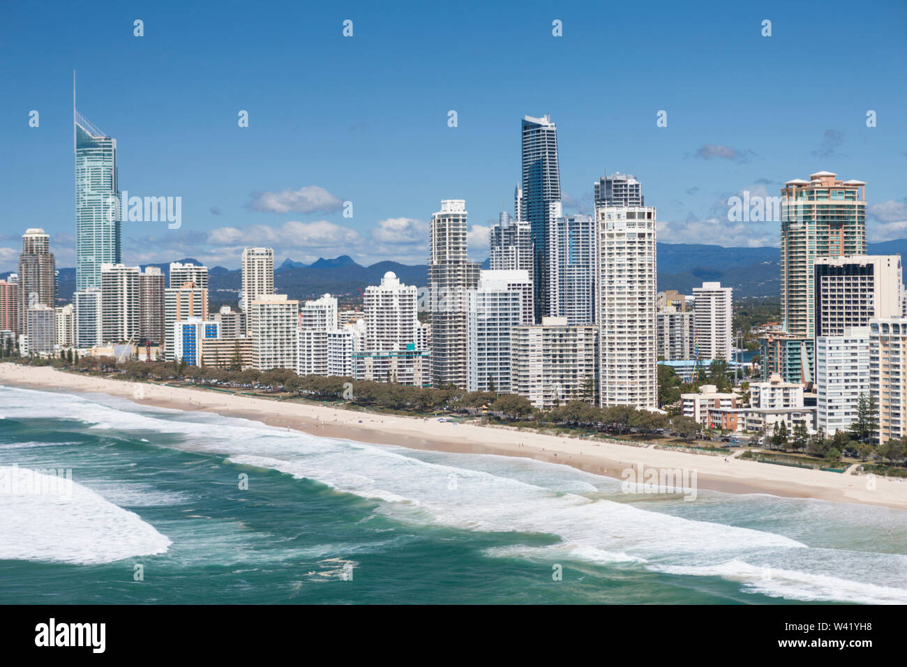 Schönes Bild von Hochhäusern gegenüber dem Strand in Surfers Paradise, Gold Coast, Queensland, Australien Stockfoto