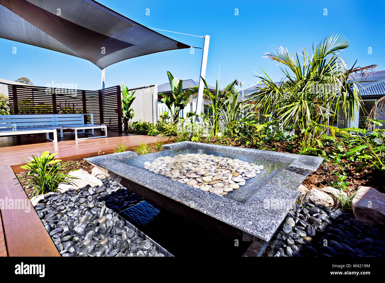 Modernes Haus Terrasse Und Teich Mit Einem Garten Fullen Mit Kies Und Pflanzen Rund Um Die Wohngegend Stockfotografie Alamy