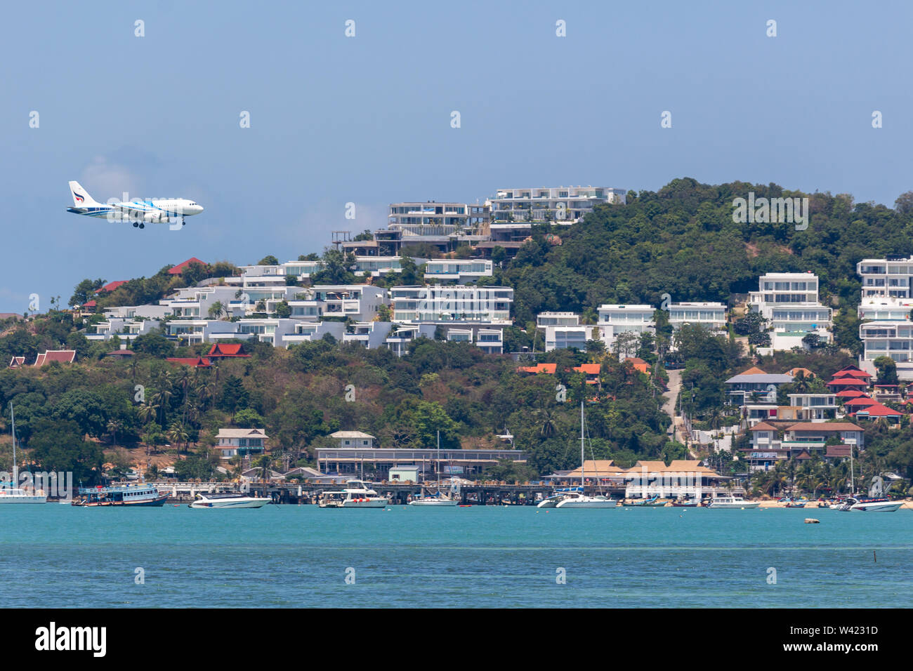 Koh Samui, Thailand - 17 April, 2019: Bangkok Airways Airbus Landung in zwischen den luxus Häuser am Samui Airport Stockfoto