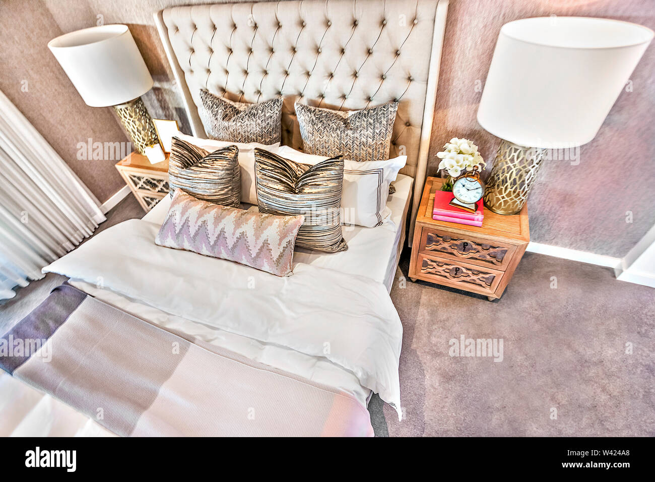 Blick von oben auf die luxuriöse Schlafzimmer closeup mit Kissen, Laken und Lampen auf dem Holzgehäuse, farbenfrohen Umgebung ideal auch Blitz, sehr sauberes Zimmer. Stockfoto
