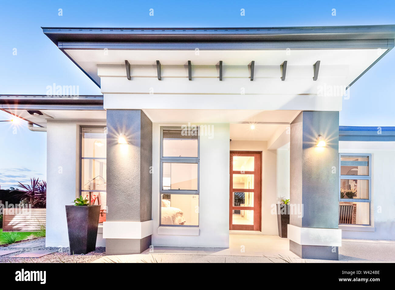 Modernes Haus Vorne Schliessen Oben Mit Turen Und Fenstern Neben