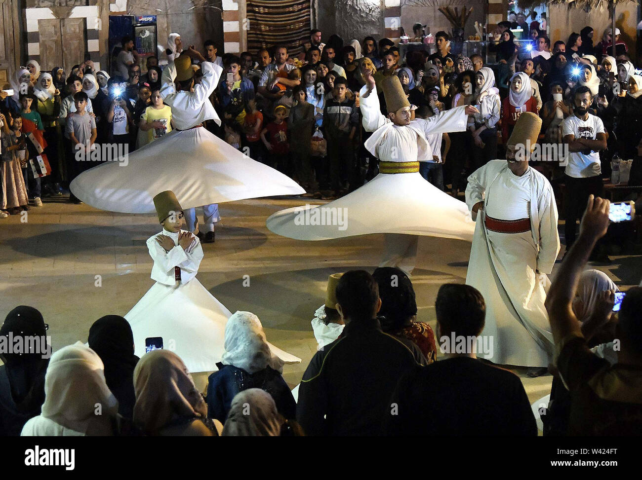 Damaskus, Syrien. 18 Juli, 2019. Künstler Tanz während einer Unterhaltung Festival genannten Ham (Damaskus) Sammelt Uns' in Damaskus, Syrien, 18. Juli 2019. Das Festival inklusive Folkloredarbietungen, Kinder Spiele und Verkostungen. Credit: Ammar Safarjalani/Xinhua/Alamy leben Nachrichten Stockfoto