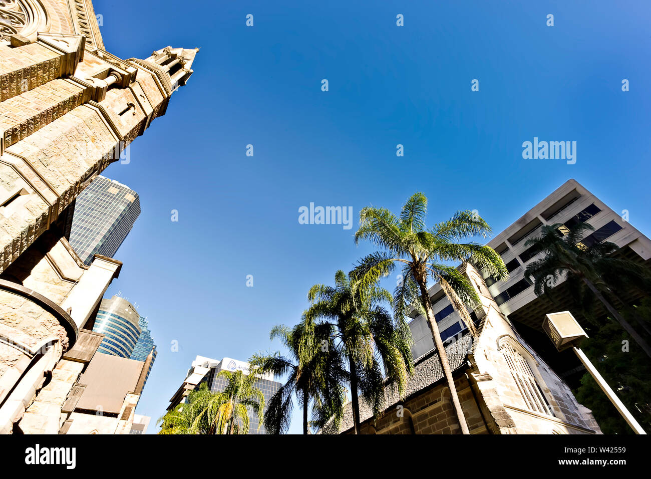 Kirche mit modernen Gebäude und Himmel und Palmen Stockfoto