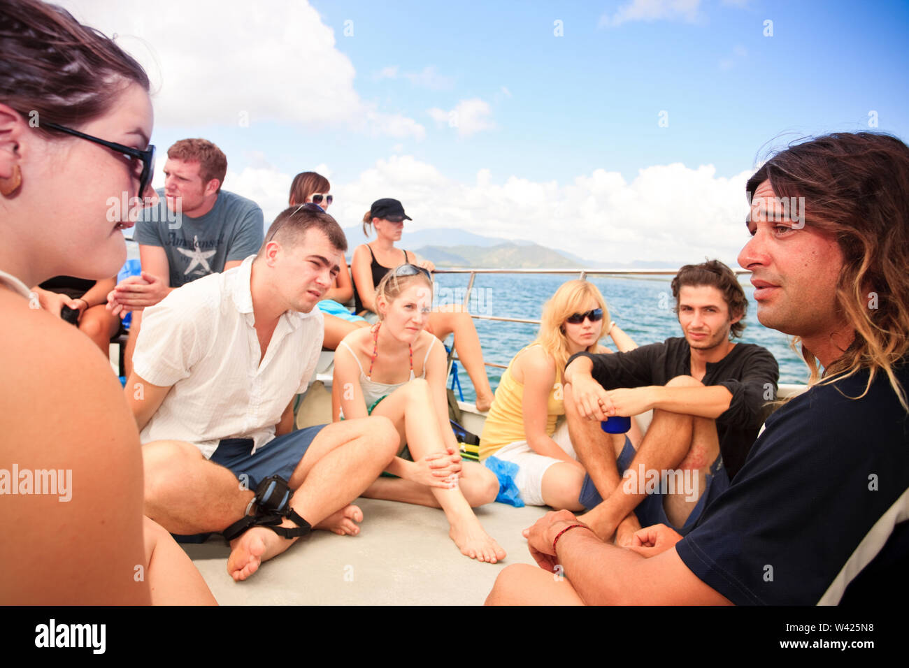 Ein Tauchlehrer Beantwortung von Anfragen aus einer Gruppe von Menschen auf einer Yacht Stockfoto